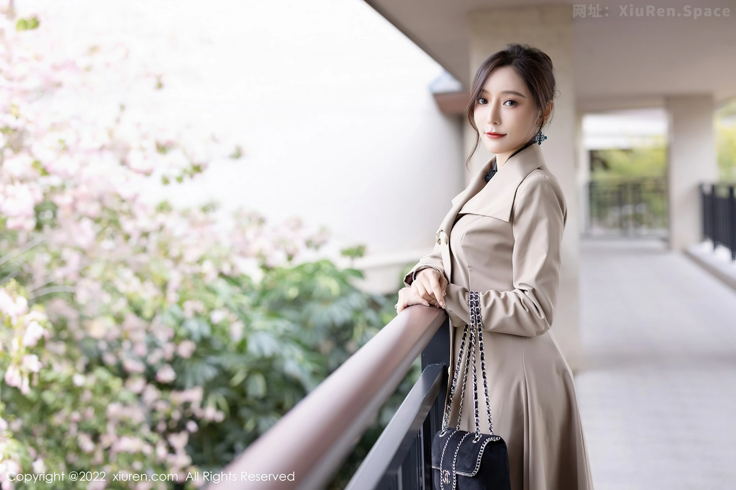 图片[4]-[XiuRen秀人网]VOL.4417 女神王馨瑶yanni半脱风衣露黑色轻透内衣秀惹火身材诱惑写真94P-秀人网官方网站